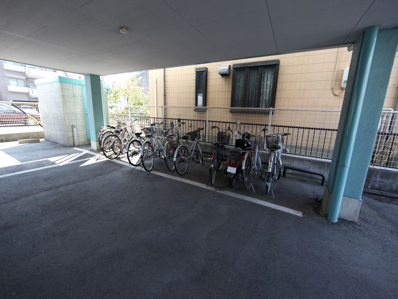 メゾンシャルム 屋根付き駐輪場
