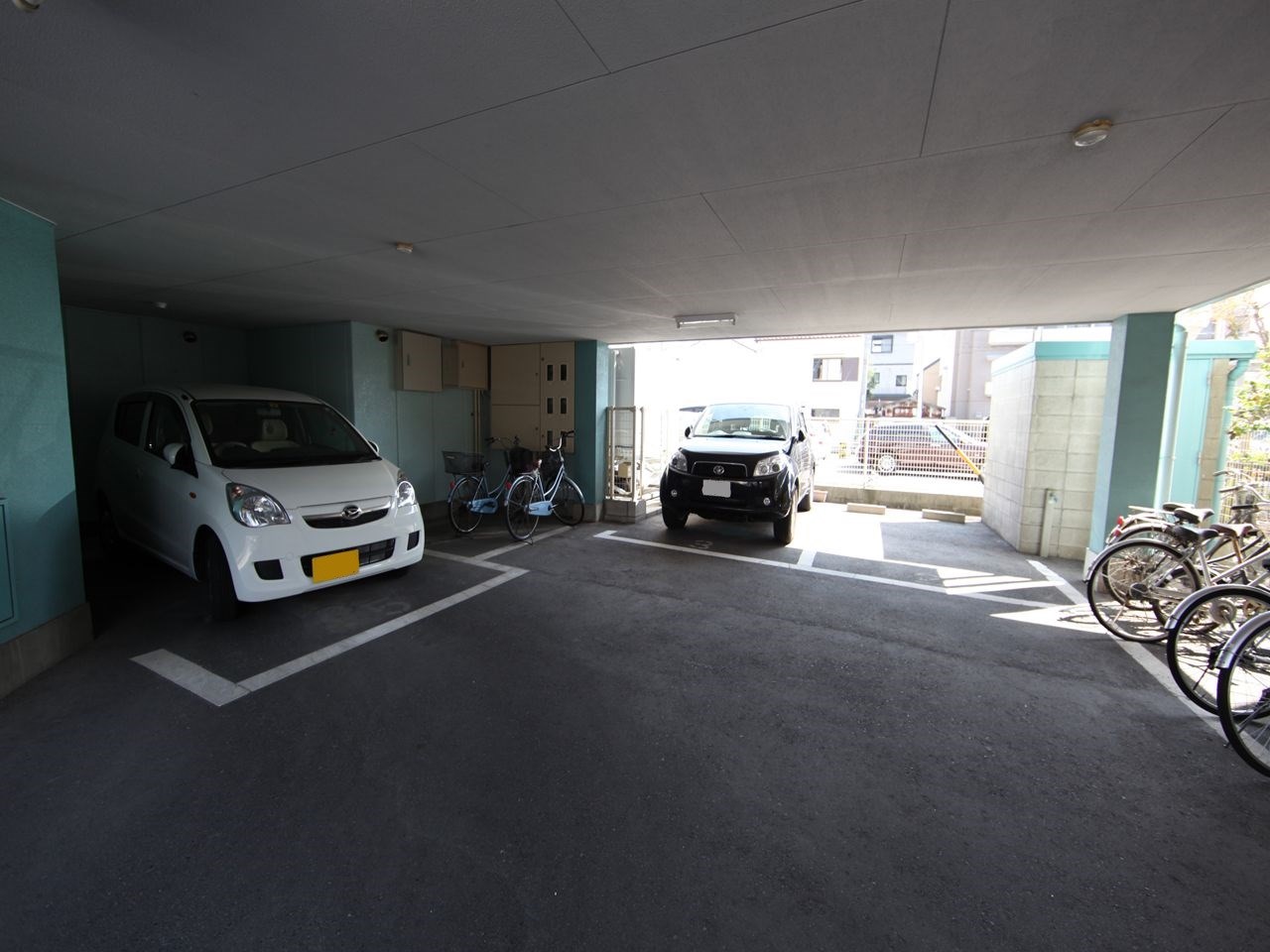 メゾンシャルム 敷地内平面駐車場