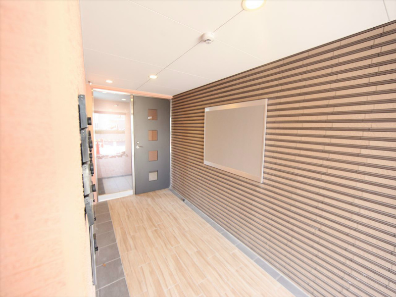 Ｂｒａｎｃｈｅ城西 エントランス　オートロック　宅配ＢＯＸ　防犯カメラ付