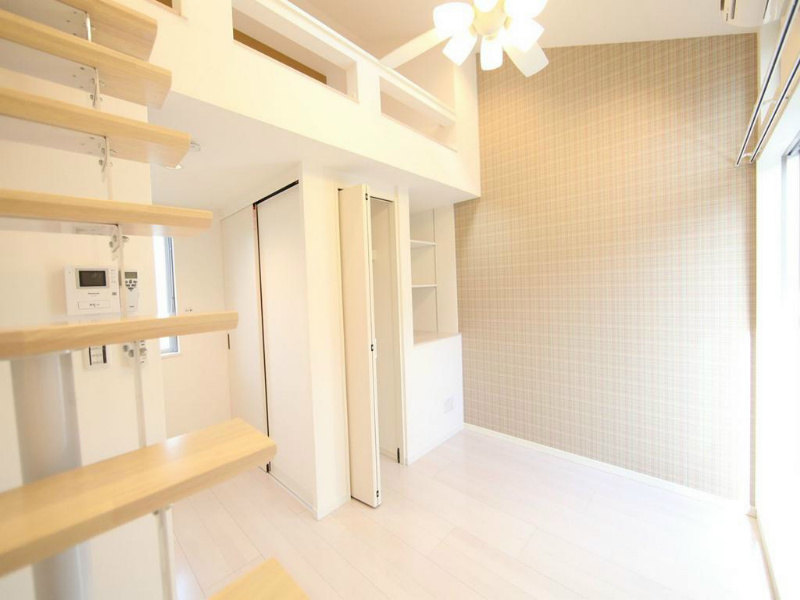 リュミエ本陣 下階洋室6.4帖　上階洋室3.3帖（収納としてもお部屋としても使えます）