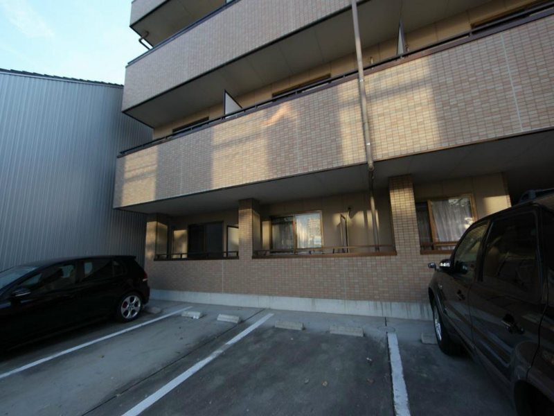 プリミエール塩付通 敷地内平置駐車場