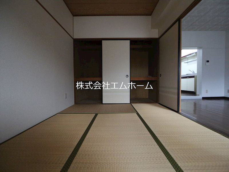 サンホワイト植田 和室6帖　南向きバルコニー　壁一面収納付（収納充実してます）