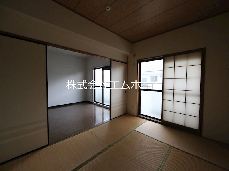 サンホワイト植田 和室6帖　南向きバルコニー　壁一面収納付（収納充実してます）