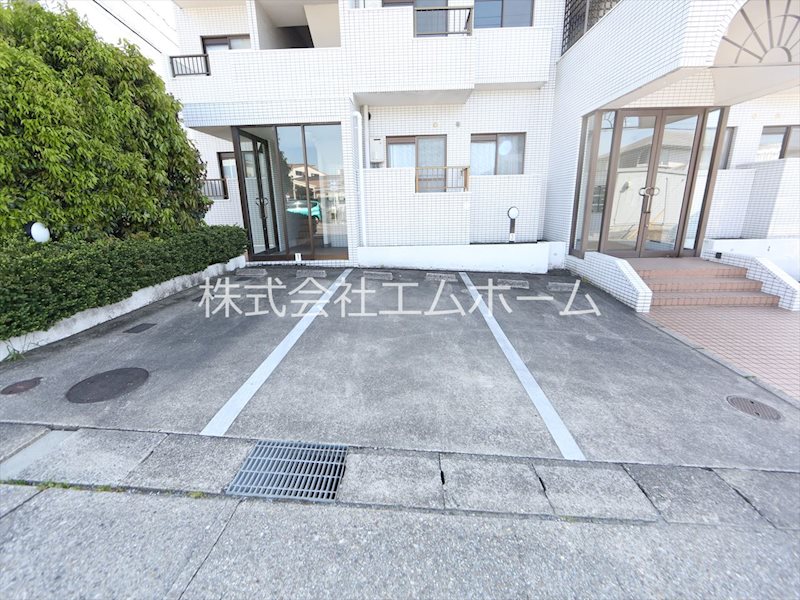 サンホワイト植田 敷地内平面駐車場
