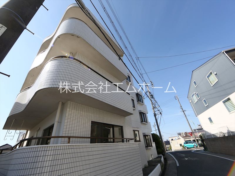 サンホワイト植田 外観　敷地内平面駐車場