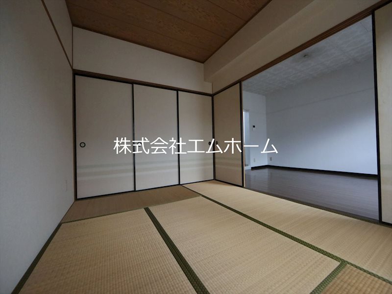 サンホワイト植田 和室6帖　南向きバルコニー　壁一面収納付（収納充実してます）