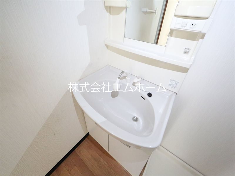 サンホワイト植田 脱衣所　独立洗面台（シャンプードレッサー付）