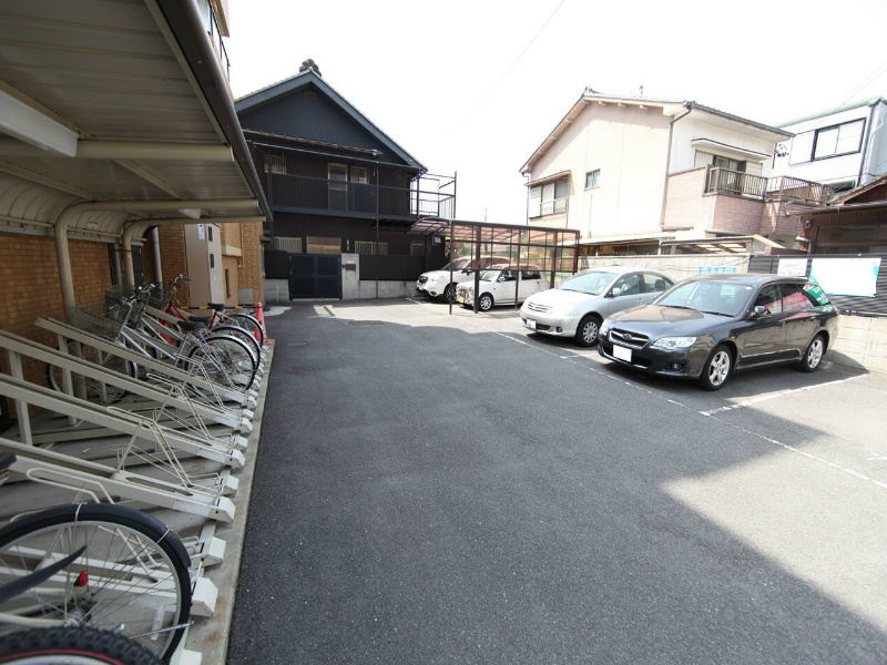 ヒルズ辨天 敷地内平面駐車場