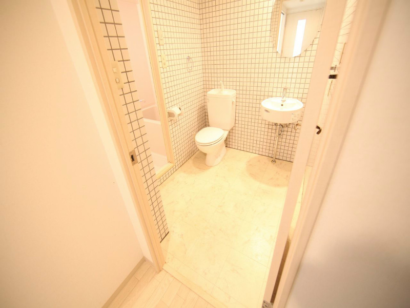 ティーブロッサム 脱衣所　オシャレな独立洗面台付　トイレも一緒で洋風スタイル