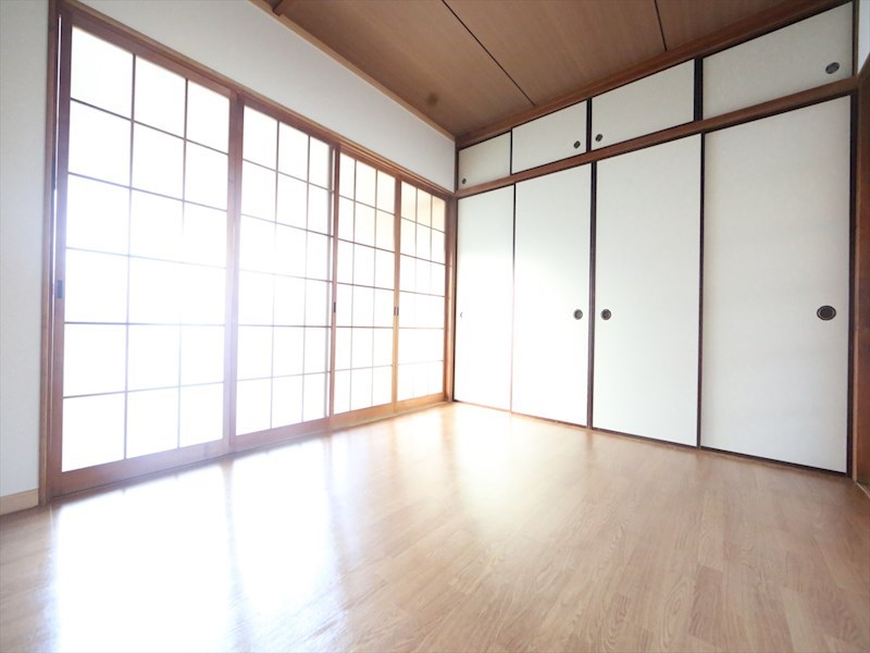 みどり荘 洋室6帖　押入れ　収納充実してます