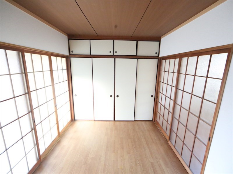 みどり荘 洋室6帖　押入れ　収納充実してます