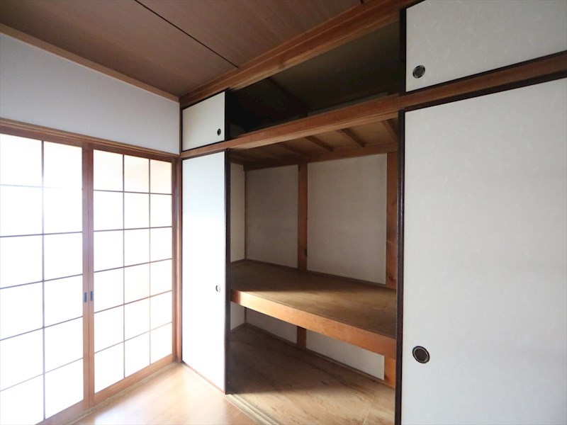 みどり荘 洋室6帖　押入れ付　収納充実してます