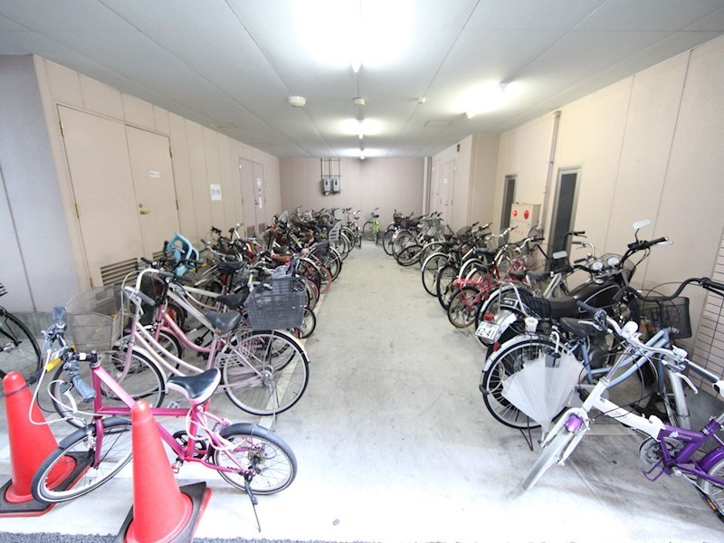 アーバンフラッツ新栄 屋根付き駐輪場