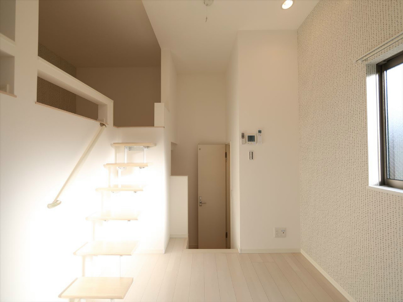 パレドール伝馬町 洋室5.9帖　上階ロフト5.7帖（収納でも部屋でも使えます）