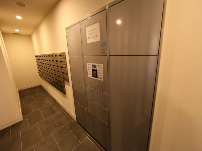 ＫＤＸ千早レジデンス エントランス　宅配ＢＯＸ付　不在時に荷物を受け取ることができます