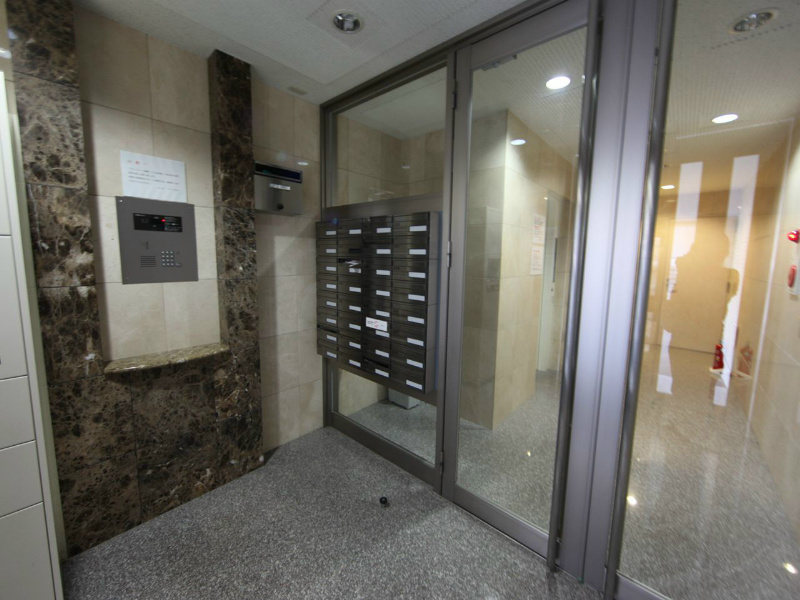 ヴィラパーク鶴舞 エントランス　オートロック　宅配BOX付