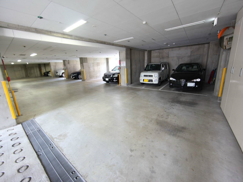 ＹＳ上前津 敷地内屋根付駐車場あり