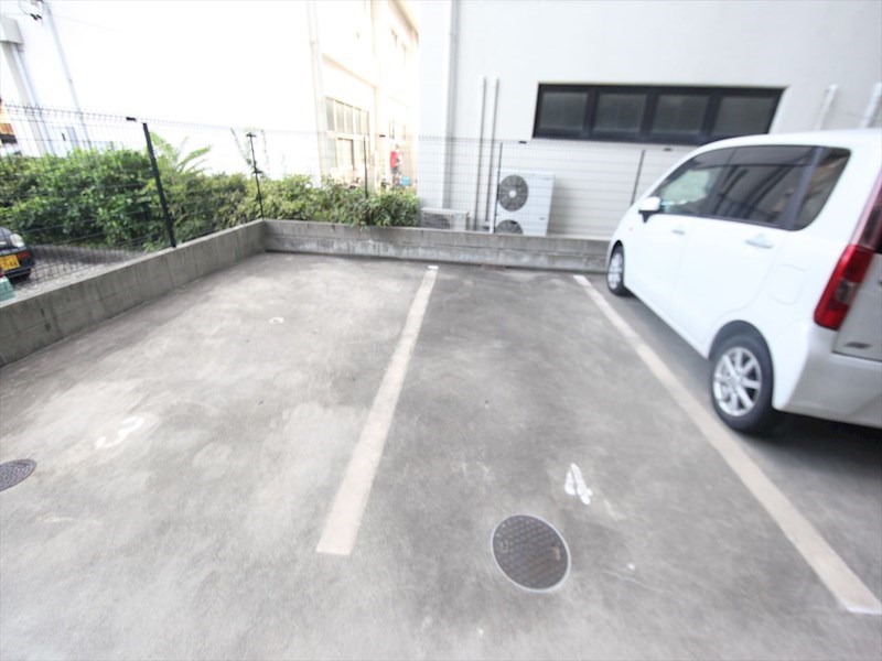 アスティ千種 敷地内平面駐車場