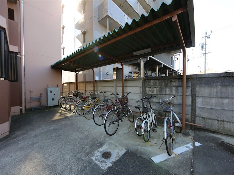 フジハイツIII 屋根付駐輪場