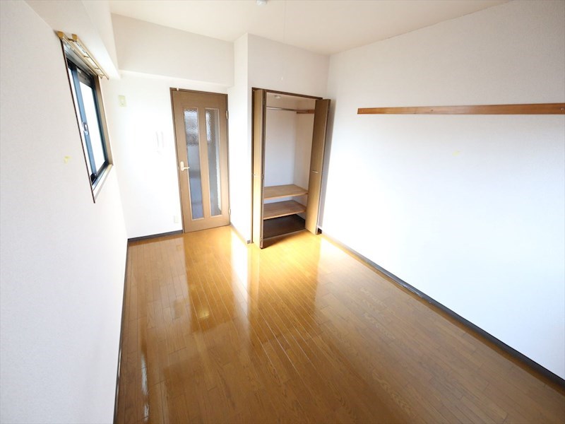 フジハイツIII 洋室7.8帖　クローゼット（収納充実してます）
