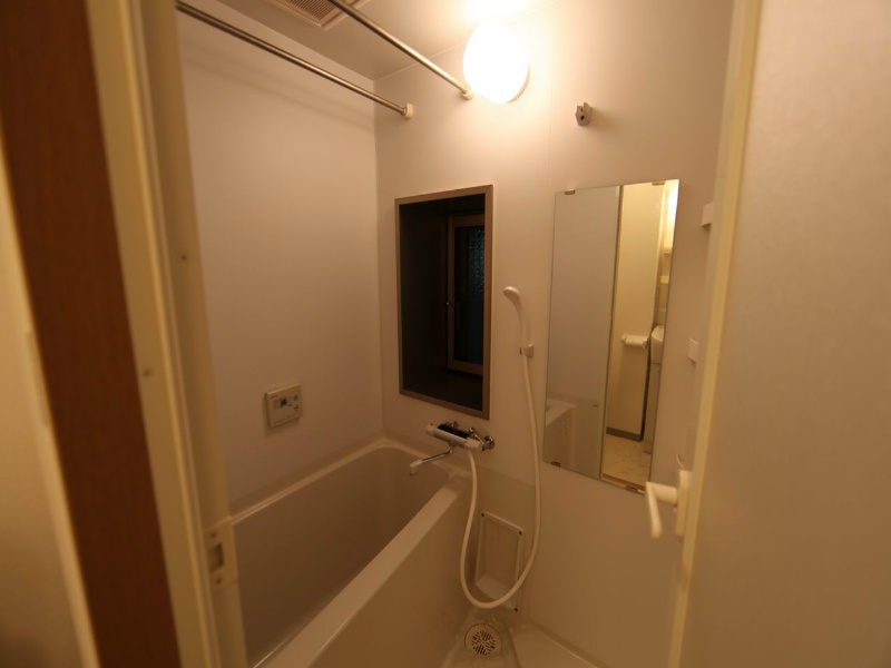 ベレーサ新瑞橋 バスルーム（お風呂トイレ別）窓付（換気良好）