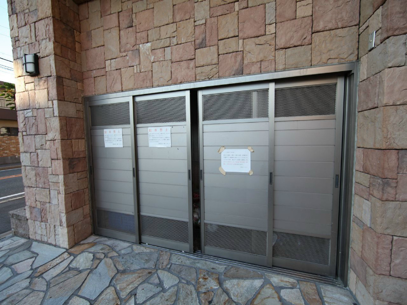 レーベスト志賀本通 敷地内ゴミ捨て場
