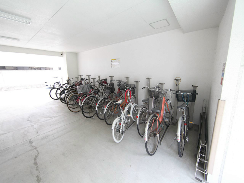 モアグレイスワン 屋根付き駐輪場