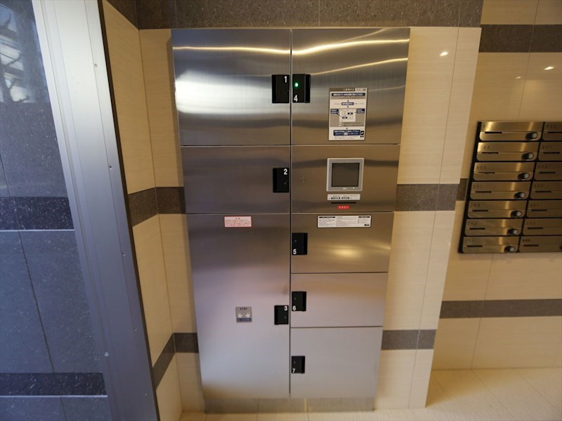 Ｚ・Ｒ名駅 エントランス　宅配ＢＯＸ　不在時に荷物の受け取りができます