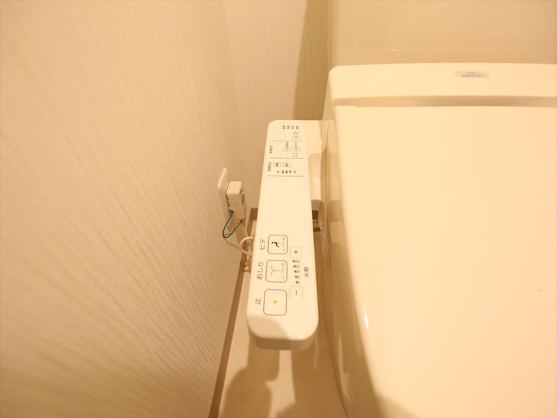 Ｚ・Ｒ名駅 温水洗浄暖房便座付トイレ