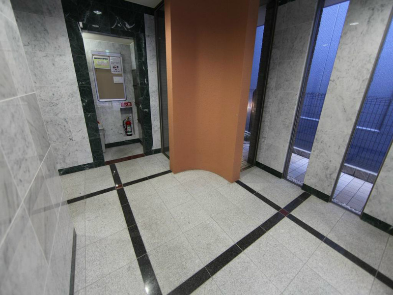 エピュレ エントランス　1フロアに2部屋のみ（全部屋角部屋）オートロック付