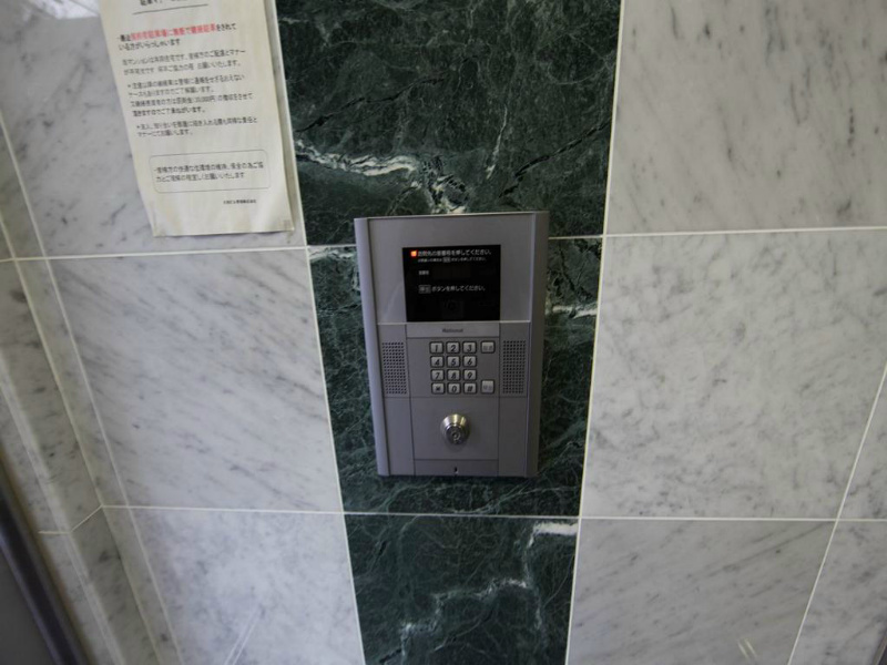 エピュレ エントランス　1フロアに2部屋のみ（全部屋角部屋）オートロック付