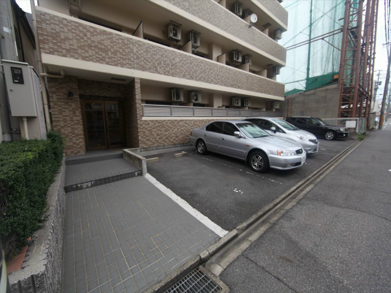 グリーンヒルズ千種 敷地内平面駐車場