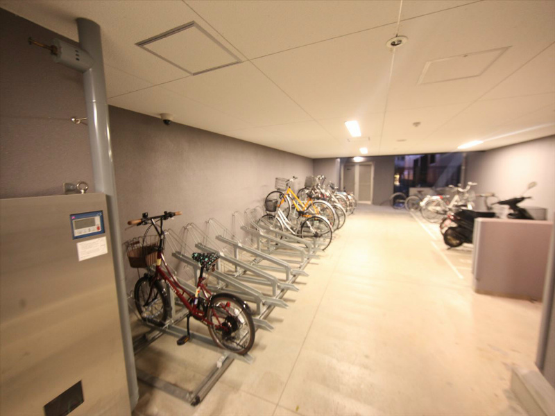 プレサンス栄フレイヤ 屋根付き駐輪場有り