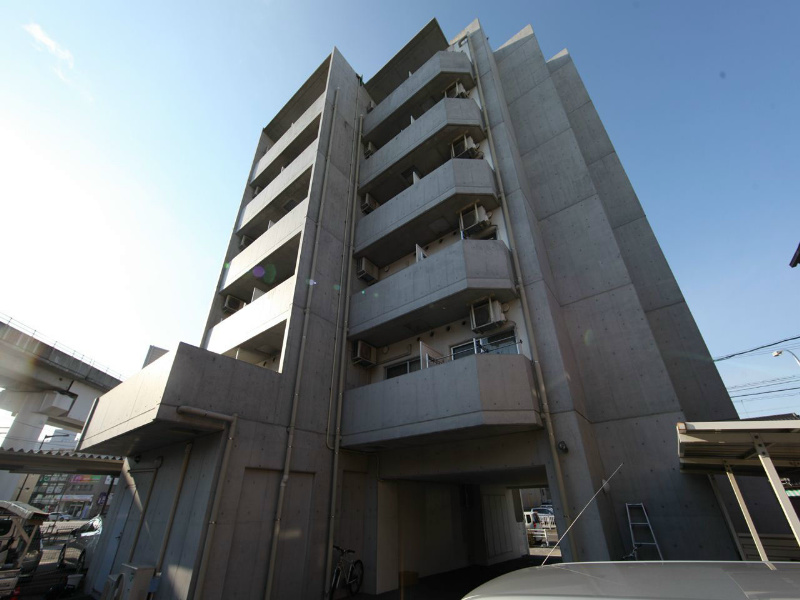 外観　オートロック完備　外壁コンクリート　デザイナーズ