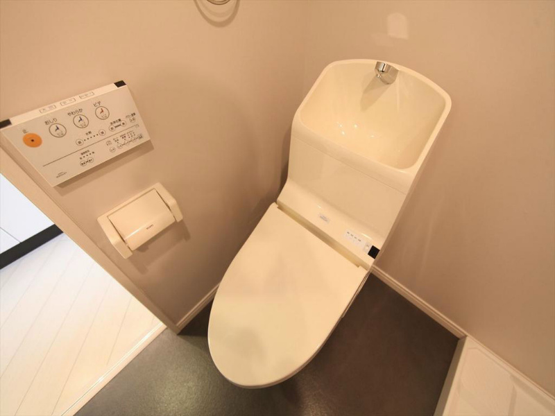 Ｃａｓａｄｏｍａｎｉ八熊（カーサドマーニ八熊） 温水洗浄暖房便座付トイレ