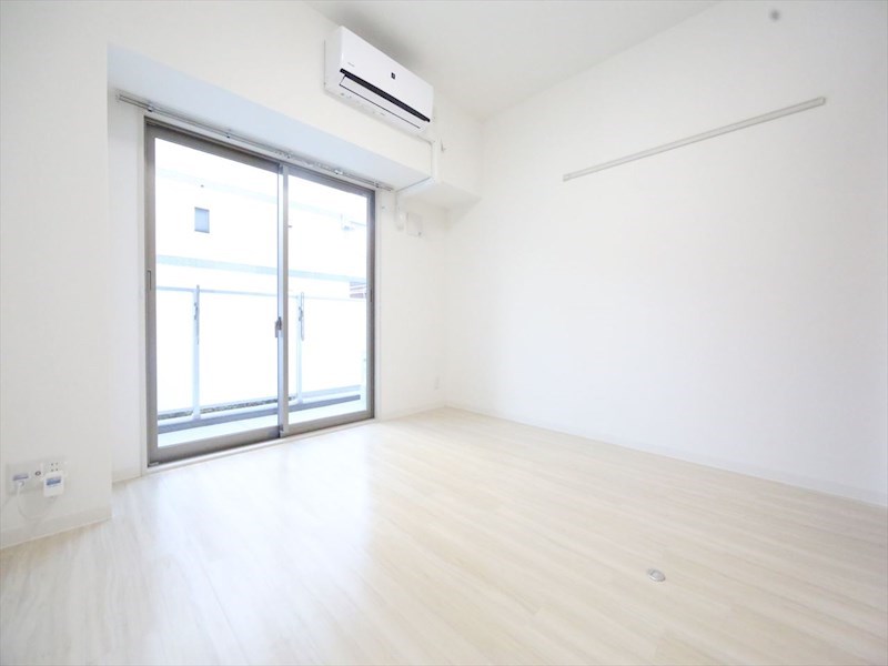 ＳＴＡＹ 洋室6.8帖　エアコン完備　バルコニー