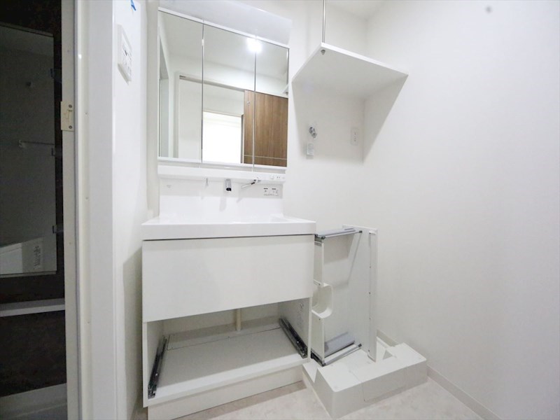 ＳＴＡＹ 脱衣所　独立洗面台（シャンプードレッサー付）収納スペース有