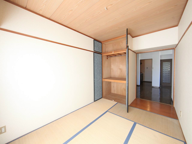 エクレール鶴舞 和室6帖　押入れ付　収納充実してます