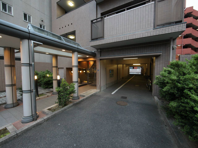 エクレール鶴舞 駐車場へ抜ける通路