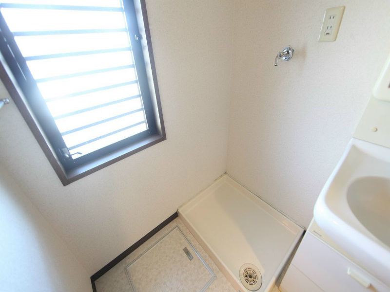 エクレール鶴舞 脱衣所　室内洗濯機置場　窓付き（換気良好）