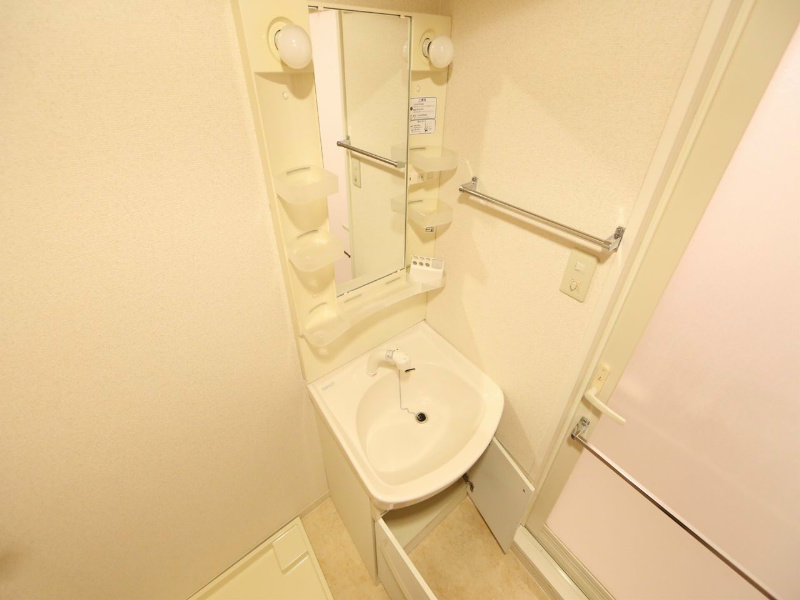 Ｅｎｃｈａｎｔｅ泉（アンシャンテ泉） 脱衣所　独立洗面台（シャンプードレッサー）　室内洗濯機置場