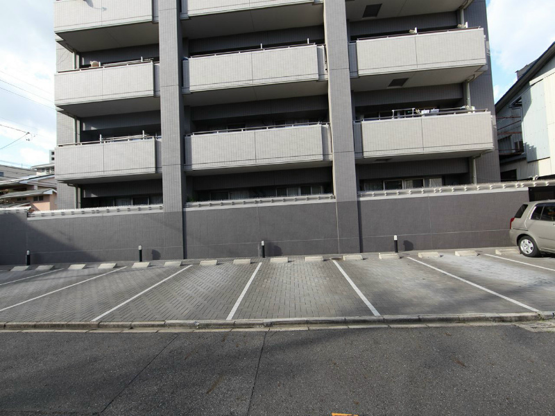 レジディア徳川 敷地内平面駐車場
