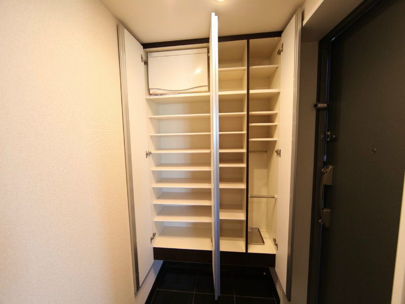レジディア徳川 玄関　シューズボックス付（収納充実してます）