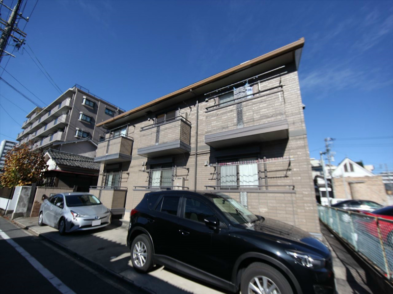 外観　屋根付き駐輪場　敷地内平面駐車場