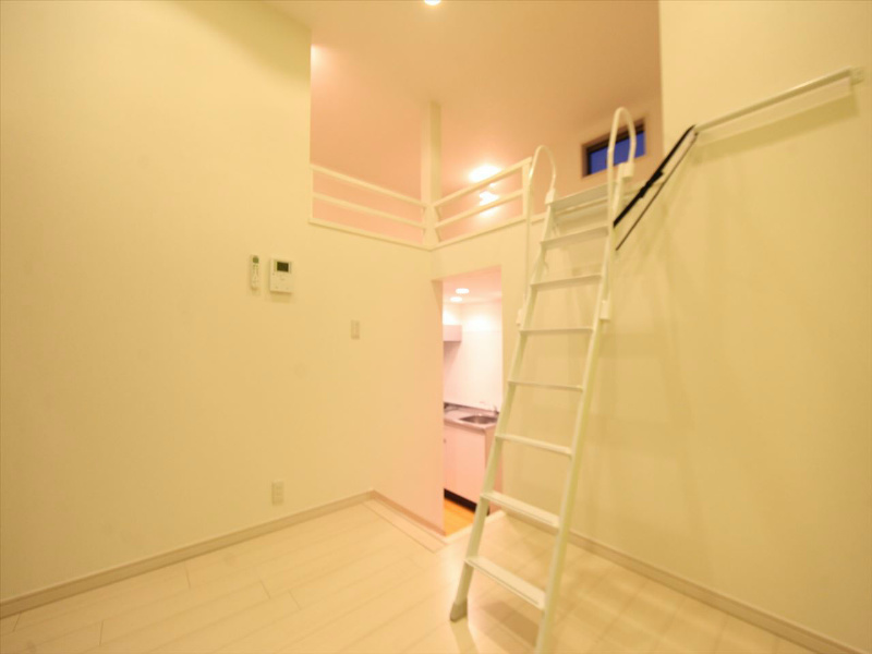 プリエール名古屋 上段洋室5帖　ロフト5.6帖（収納でも部屋でも使えます）