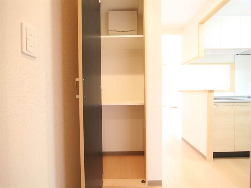 ヴィラエーデル大須 廊下に収納付　収納充実してます