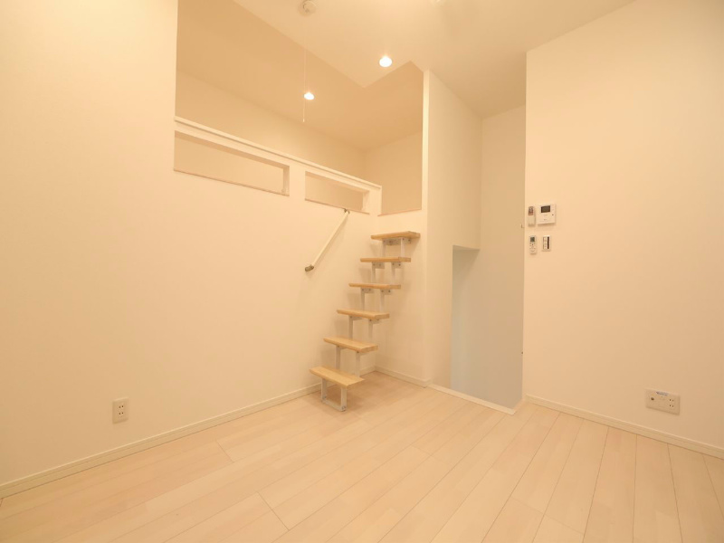 ＬＥＥＦ（リーフ） 洋室6.1帖　上階ロフト5.2帖（収納でも部屋でも使えます）