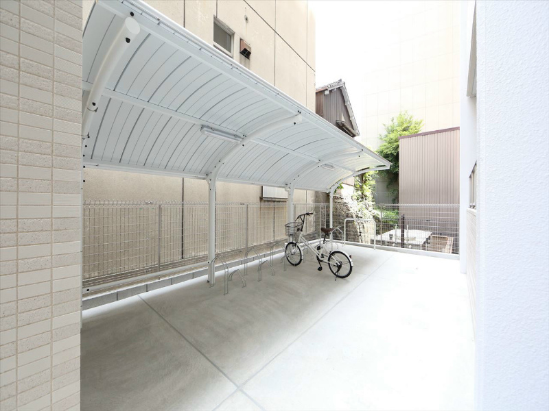 クリスタル丸の内 屋根付き駐輪場有り
