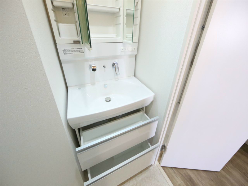 クリスタル丸の内 脱衣所　シャンプードレッサー　室内洗濯機置場