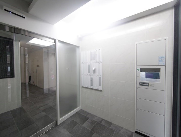 Ｕｒｂａｎ　Ｃｌｏｕｄ　Ｉｚｕｍｉ エントランス　オートロック　宅配ＢＯＸ　防犯カメラ